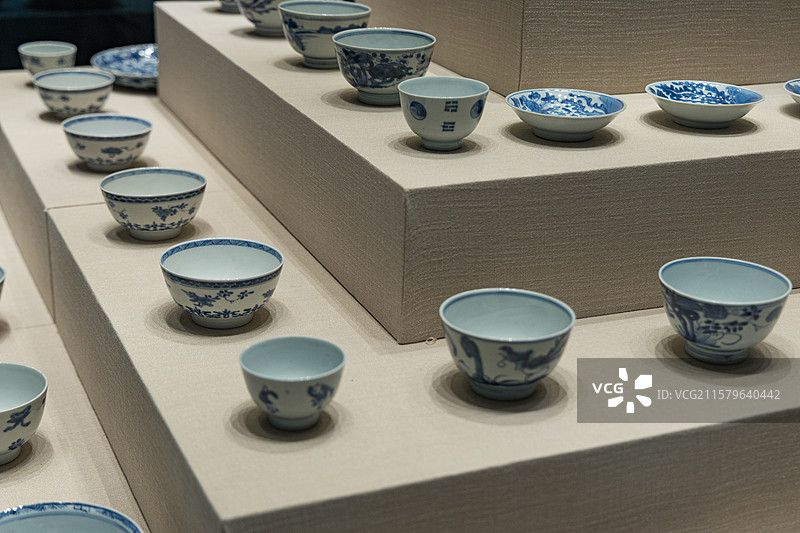 青花瓷杯的古韵之美图片素材