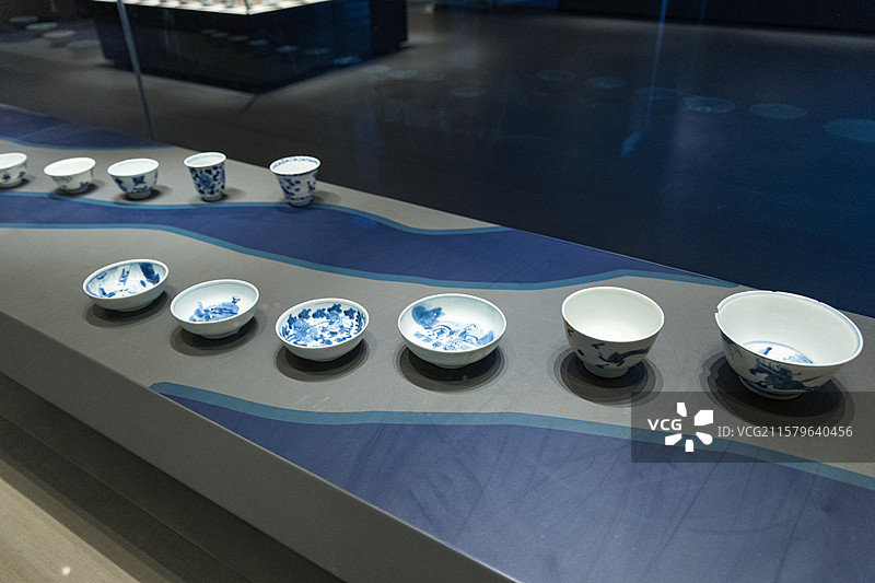 青花瓷杯的古韵之美图片素材