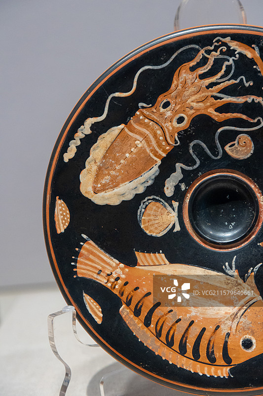古希腊雅典丨阿普利亚式红绘鱼盘图片素材