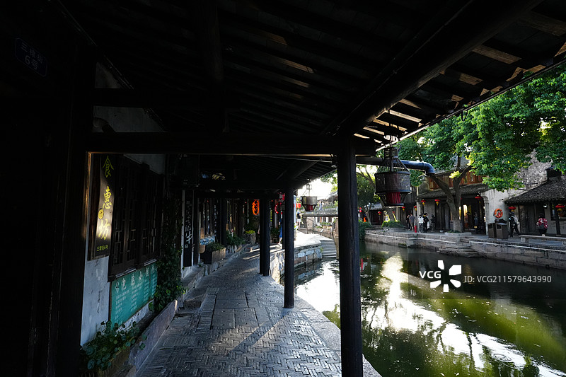 浙江嘉兴西塘古镇5A级旅游景区 沿河 屋檐 廊桥 避雨 廊棚 雨廊图片素材