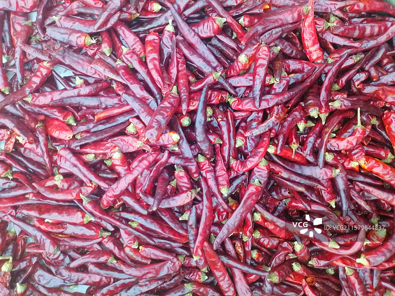在市场摊位出售的红辣椒全画幅图片素材