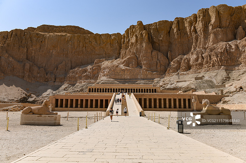 埃及卢克索女王庙遗址全景远眺图片素材