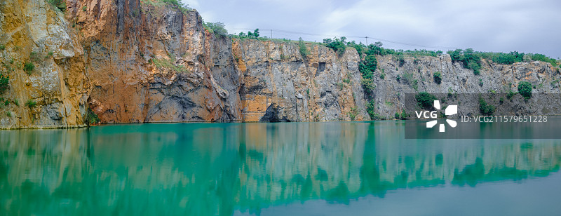 矿山 矿山湖泊 香山矿坑 香山公园 废弃的矿山 绿色湖泊图片素材