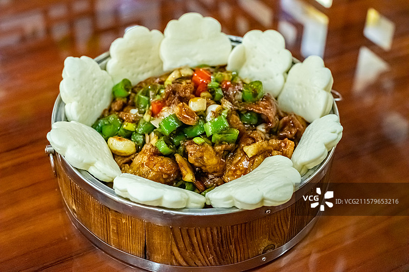 中国餐饮行业饮食产业，传统经典中国食品，美食拍摄主题，一盘子回锅肉辣椒炒肉美食特写，室内无人图像图片素材