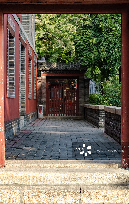 中国山东省泰安市泰山旅游风景区著名景点，普照寺寺庙的古代建筑外立面和步行道路，户外白昼无人图像摄影图片素材