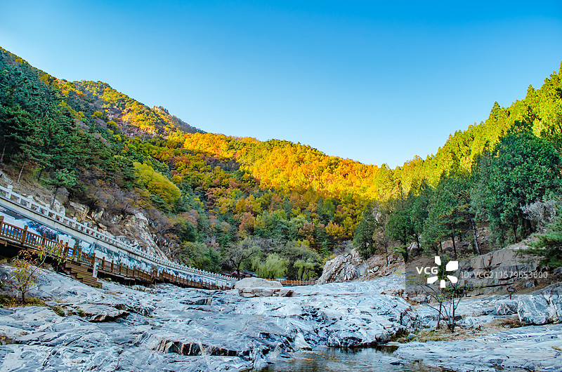 中国非都市风光拍摄主题，山东泰安岱岳区彩石溪风景区，秋天黄色的山脉和蓝色的天空和河流，户外白昼无人图图片素材