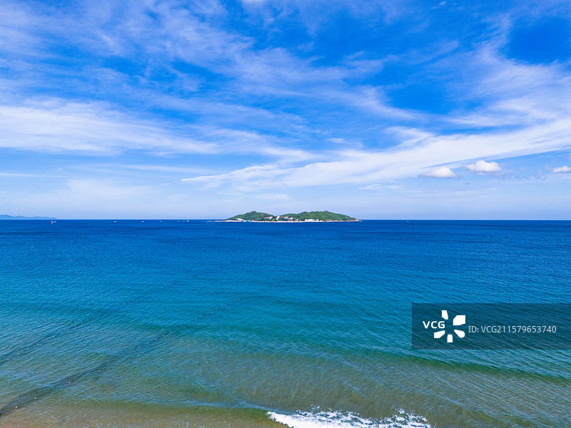 航拍蓝天下的三亚蜈支洲岛美景图片素材