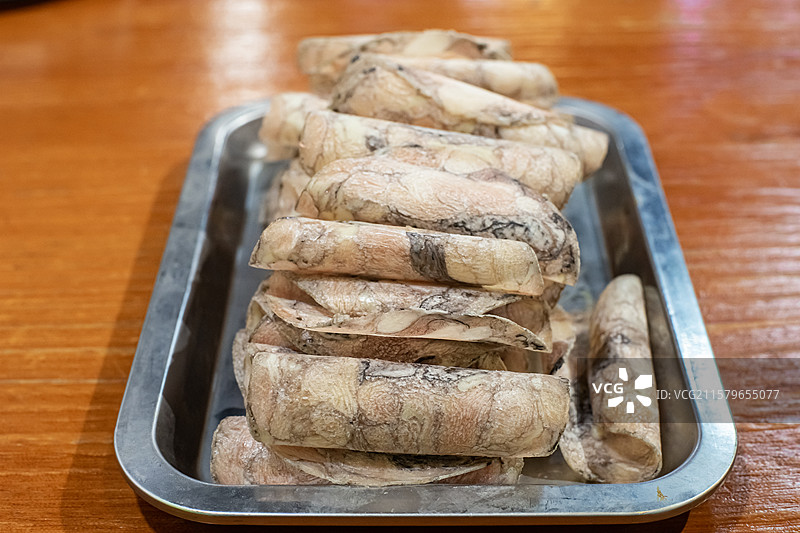 中国饮食产业拍摄主题，火锅店里的美食视频，一盘子乌鸡肉卷，室内无人图像摄影图片素材