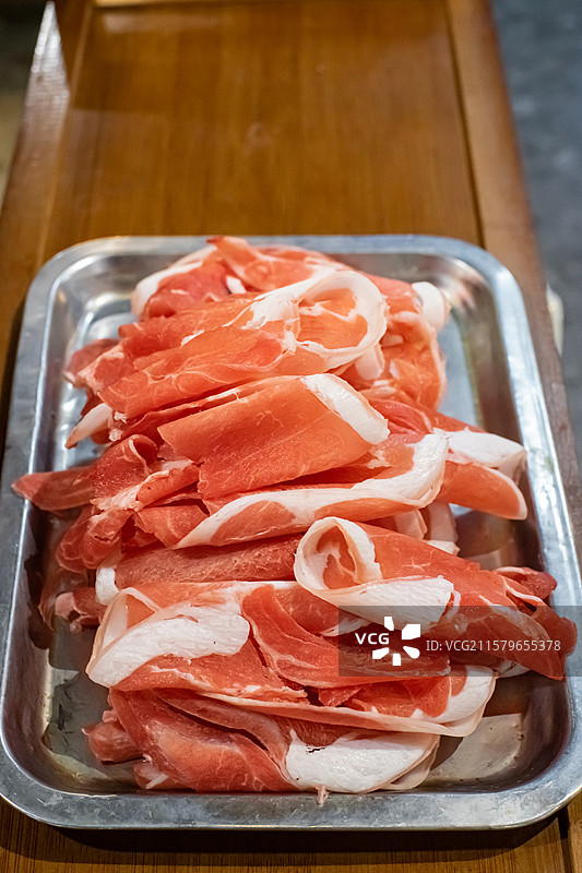 中国饮食产业拍摄主题，火锅店里的美食视频，一盘子红白相间的羊肉卷，室内无人图像摄影图片素材