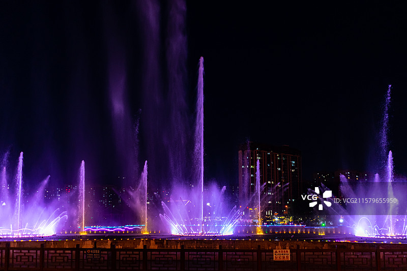 中国非都市风光拍摄主题，现代城市生活与休闲娱乐，广场上的喷泉和景观设计图片素材