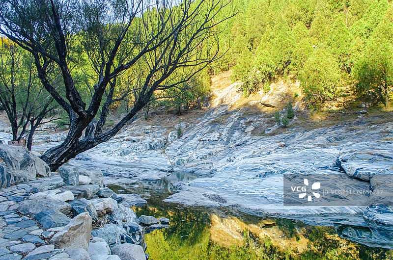 中国非都市风光拍摄主题，山东泰安岱岳区彩石溪风景区，秋天黄色的山脉和蓝色的天空和河流，户外白昼无人图图片素材