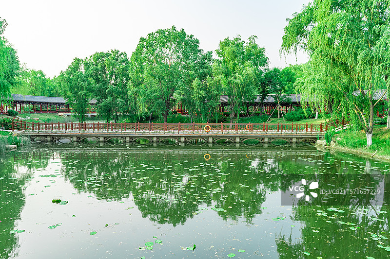 中国非都市风光拍摄主题，山东泰安泰山天平湖公园，木制栈道步行道路外立面和湖泊，户外白昼无人图像摄影图片素材