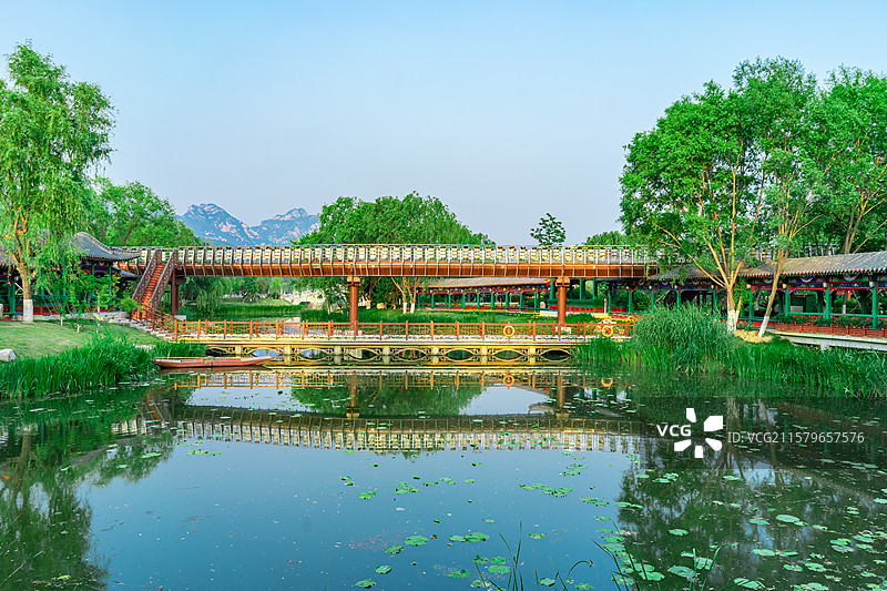 中国非都市风光拍摄主题，山东泰安泰山天平湖公园，木制栈道步行道路外立面和湖泊，户外白昼无人图像摄影图片素材