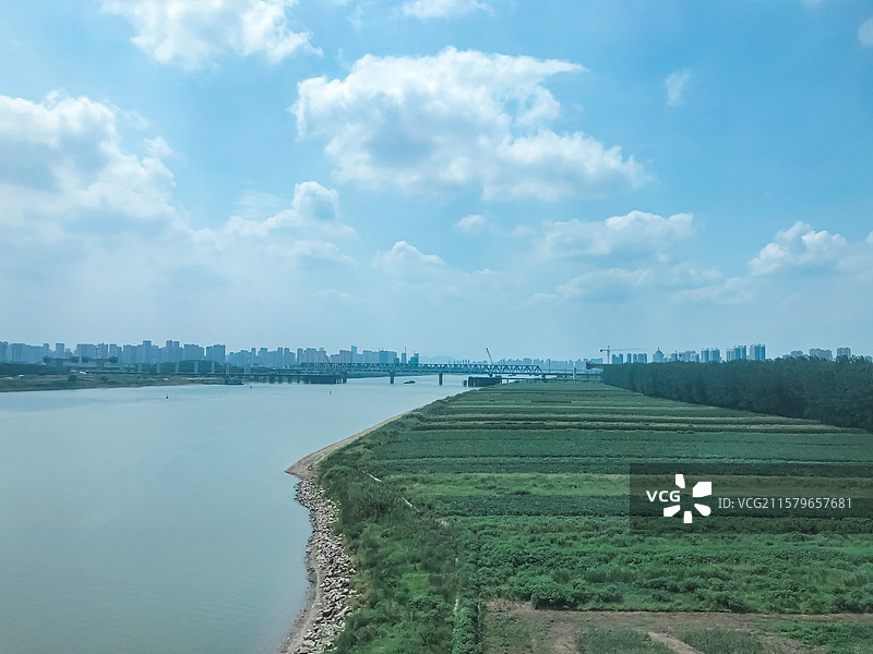 中国自然风光拍摄主题，宽阔的运河江面和绿色的田地农田，蓝色的天空和白云，户外白昼无人图像摄影图片素材
