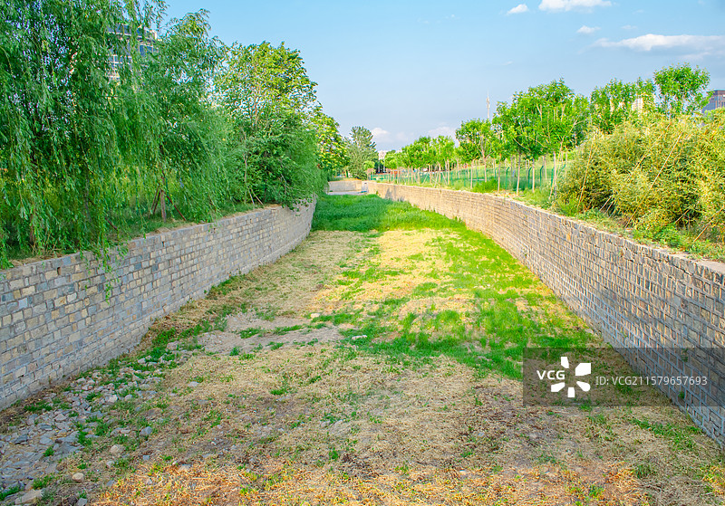 中国城市市政设施拍摄主题，公园里宽的护城河沟渠渠道，两侧的绿色植物，户外白昼无人图像摄影图片素材
