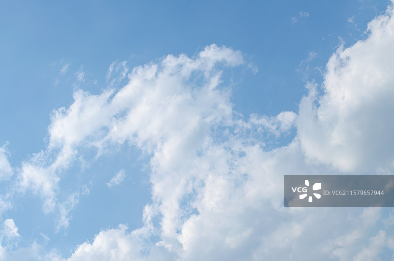 中国非都市风光拍摄主题，白色云彩和蓝色的天空，干净式样自由协调反差自由简单纯净，户外白昼无人图像摄影图片素材