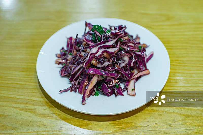 中国餐饮行业饮食产业，传统经典中国食品，美食拍摄主题，一盘子紫甘蓝凉菜，室内无人图像图片素材