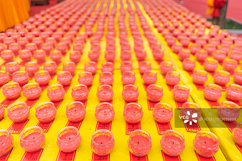 中国传统文化拍摄主题，泰山道教九皇斋节日庆典，法坛上成一排燃烧的酥油蜡烛供灯，户外白昼无人图像摄影图片素材