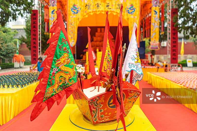 中国泰山道教九皇斋节日庆典，法坛上箱子里装着五谷杂粮和彩色旗帜法旗，户外白昼无人图像摄影图片素材