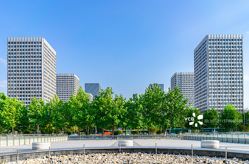 中国城市建筑拍摄主题，山东泰安泰山国际会展中心广场和现代建筑高楼大厦，户外无人图像摄影图片素材