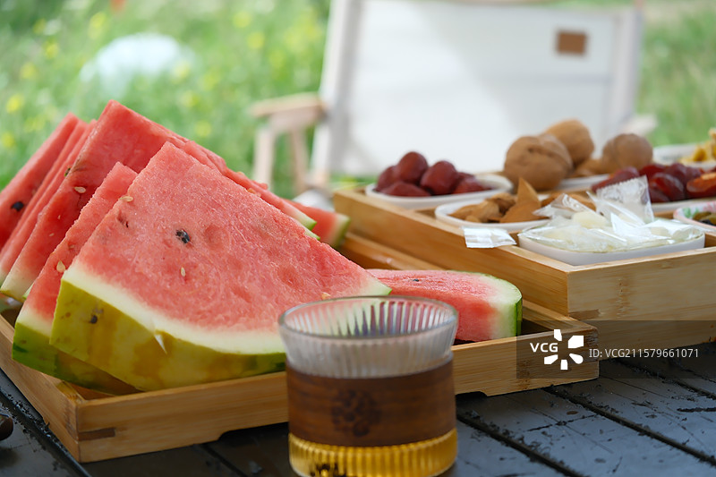 户外下午茶静物：西瓜、茶、坚果图片素材