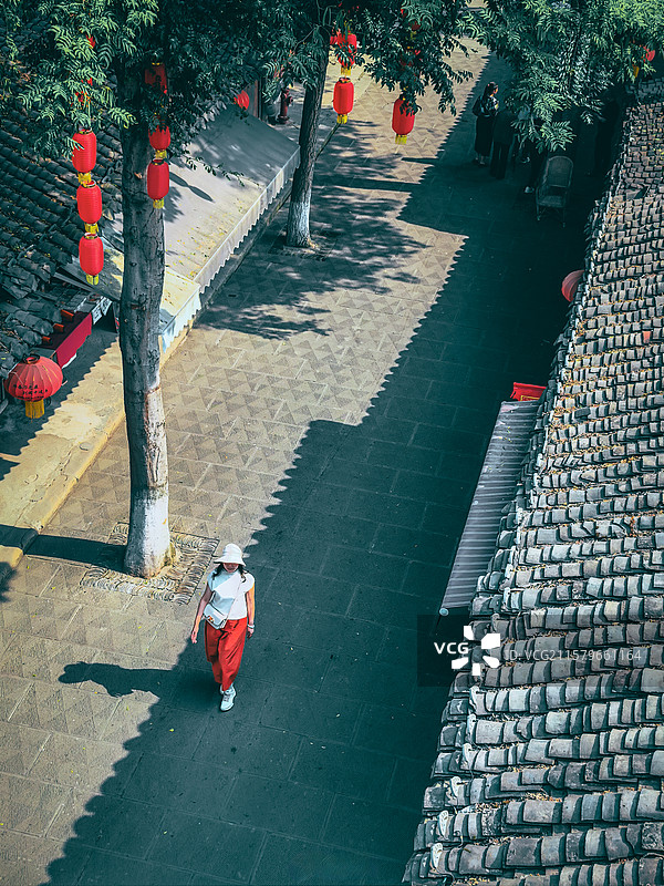 古街红灯映衬下的悠闲时光，感受传统文化与现代生活的完美融合图片素材