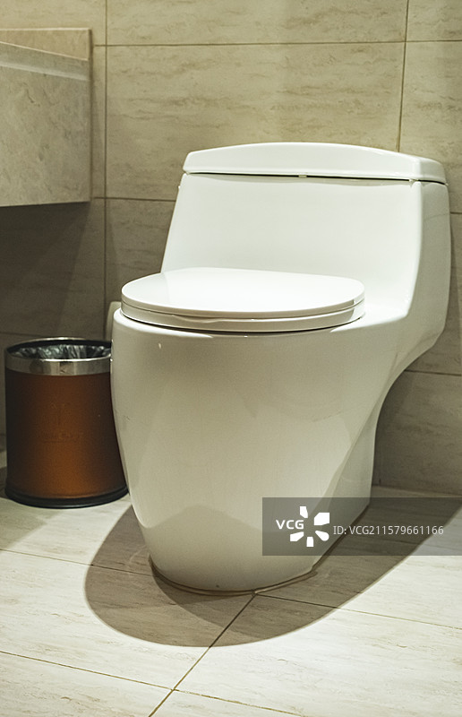 中国房地产城市健康生活拍摄主题，住宅内部环境，厕所里白色的马桶坐便器，室内无人图像摄影图片素材