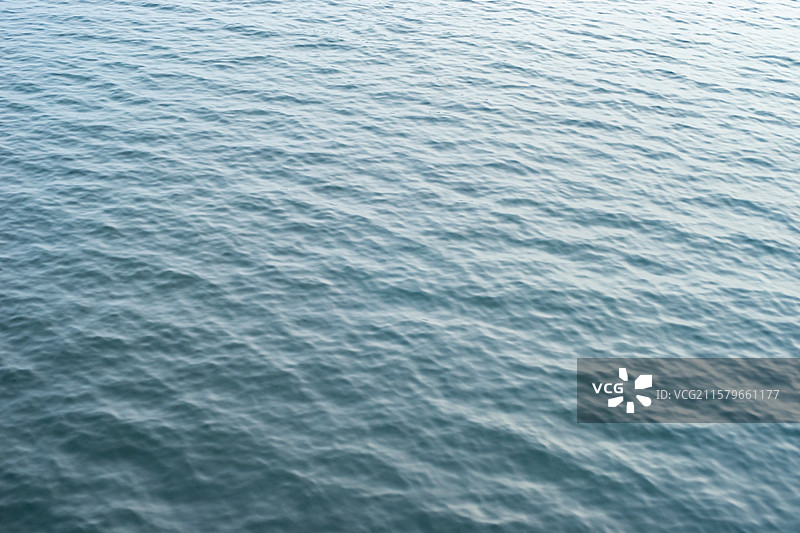 中国自然风光拍摄主题，碧绿的湖泊河流水库运河，日光下绿松石色的泉水波纹特写，户外白昼无人图像摄影图片素材