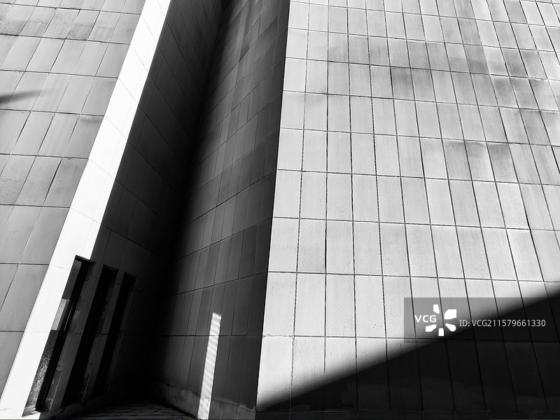 黑白光影交错，现代建筑的几何之美令人赞叹图片素材