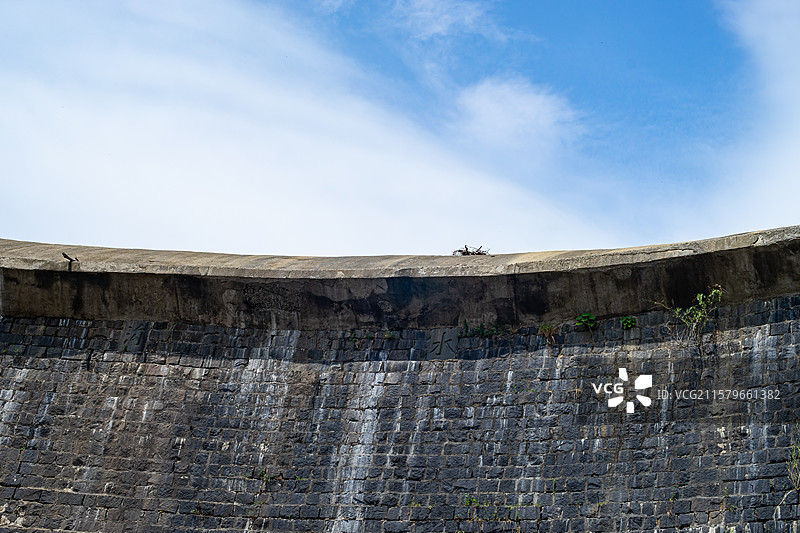 中国自然风光拍摄主题，山东泰安泰山东汉御道风景区，高大水坝和绿色水库，蓝色天空，户外白昼无人图像摄影图片素材