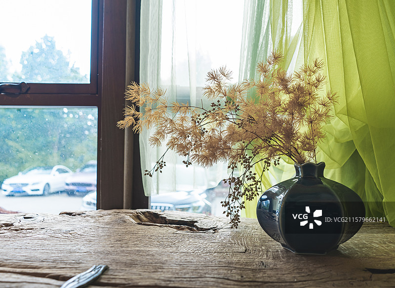 中国插花鲜花拍摄拍摄主题，青花瓷花瓶里一束黄色褐色的干花草本，室内无人图像摄影图片素材