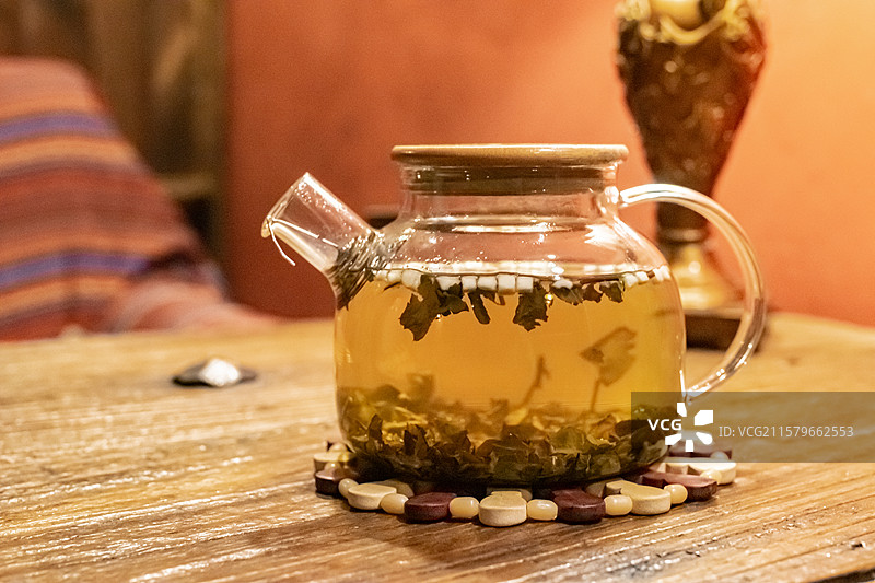 中国茶道文化拍摄主题，木制的桌子上的玻璃茶杯公道杯，黄色的透明的茶水饮料，室内无人图像摄影图片素材