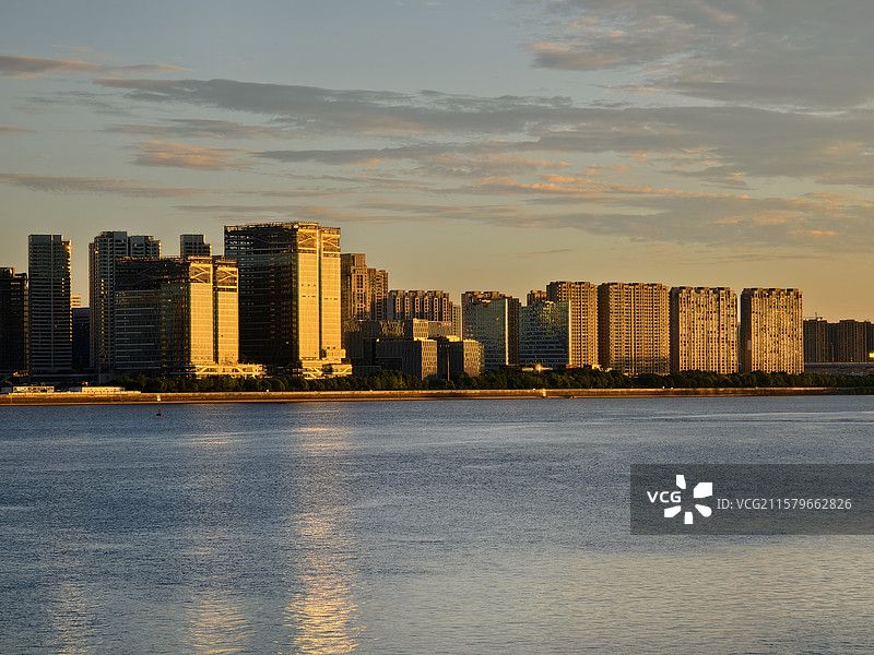 夏日清晨朝阳照射下的杭州钱江新城金碧辉煌的城市景色图片素材