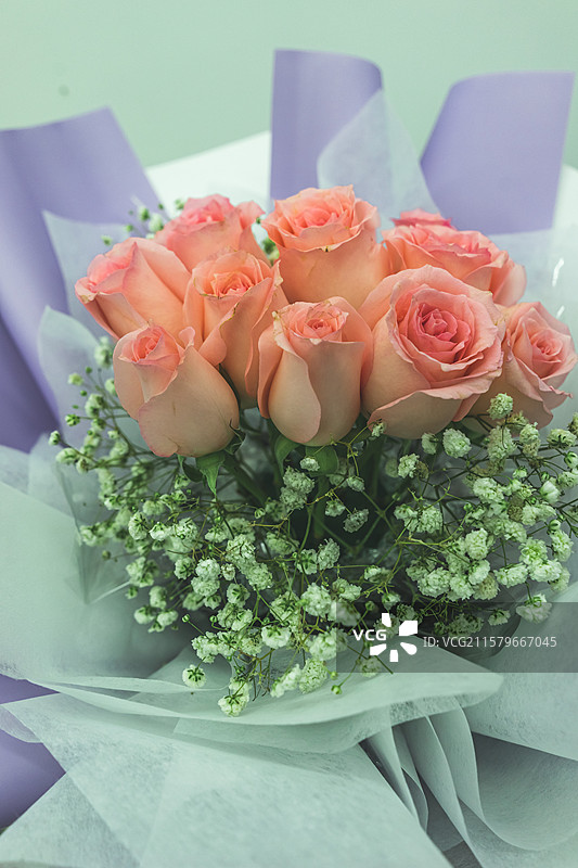 中国鲜花拍摄拍摄主题，一束黄色粉色红色的鲜花玫瑰花，户外夜晚无人图像摄影图片素材