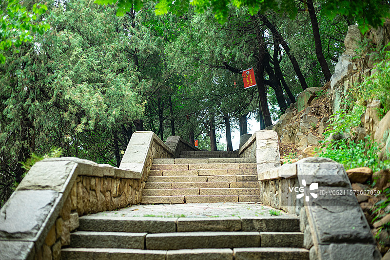 中国非都市风光拍摄主题，山东省泰安市国内著名景点泰山风景区，陡峭的台阶楼梯，户外白昼无人图像摄影图片素材