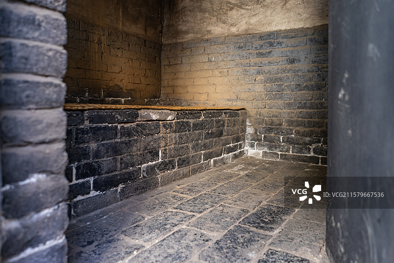 中国山西临汾洪洞县旅游景区省重点文物保护单位苏三明代监狱囚牢里的床和席子，室内无人图像摄影图片素材