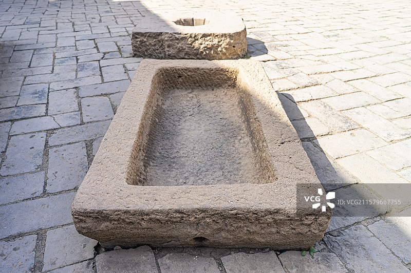 中国山西临汾洪洞县景区，明代苏三监狱男死囚牢和八丈墙外犯人吃饭喝水的石槽水井，户外白昼无人图像摄影图片素材