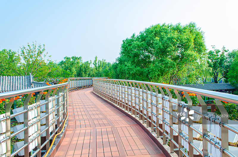 中国非都市风光拍摄主题，山东省泰安市泰山天平湖公园风景区，红色木制栈道步行道路，户外白昼无人图像摄影图片素材