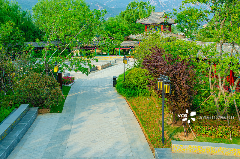 中国都市风光拍摄主题，山东泰安泰山天平湖公园风景区，延伸步行道路和两侧绿色花坛，户外白昼无人图像摄影图片素材