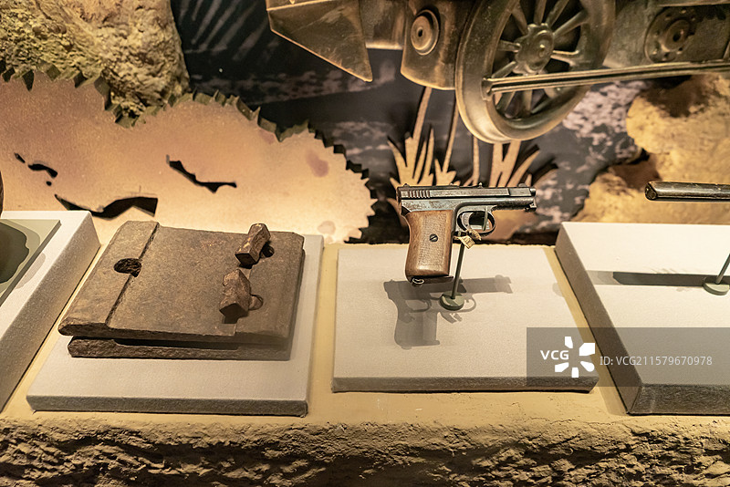 中国革命史展览馆，玻璃柜里的枪支武器手枪装备，室内无人图像摄影图片素材