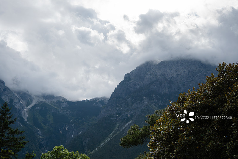 云南丽江玉龙雪山云雾缭绕的山峰图片素材