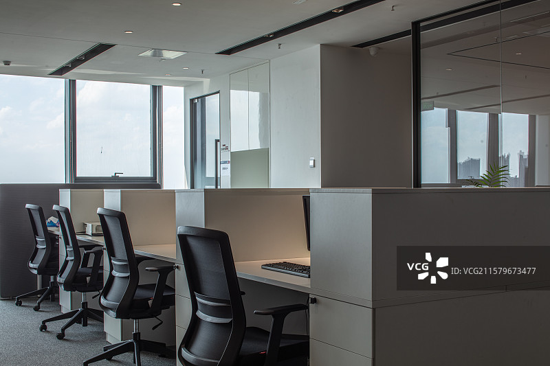 通透格局下的开放式员工办公区图片素材