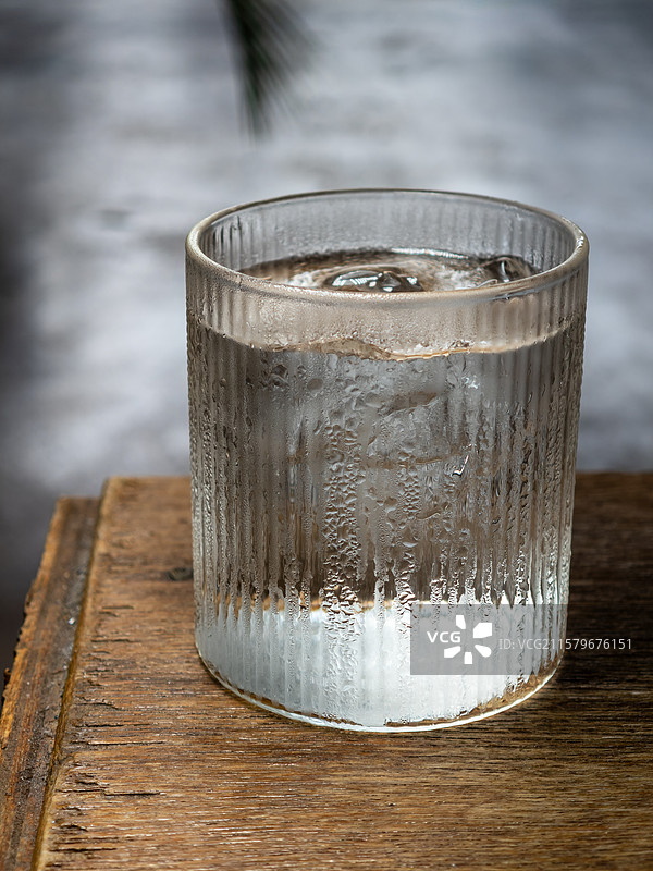 竖条纹玻璃杯中装着清澈的冰镇饮用水图片素材