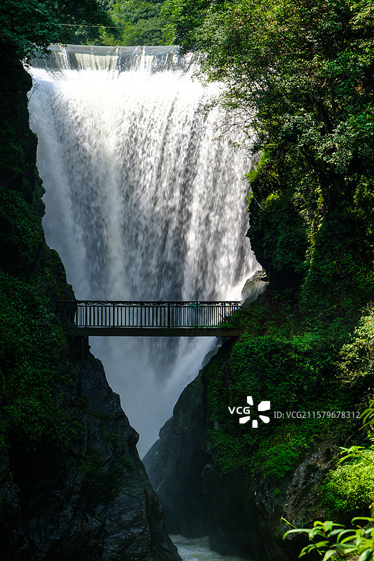 中国贵州贵阳市开阳县香火岩景区金鸡湖、香火岩瀑布、香火岩特大桥、南贡河风光图片素材