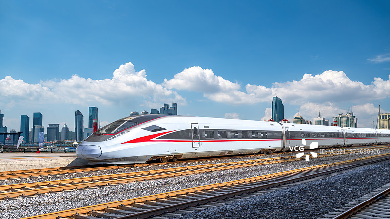 城市行驶的现代高速列车图片素材