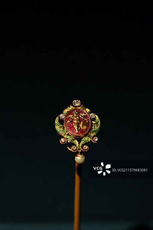 莨苕叶环绕天使胸针，1890年，菲利普斯兄弟和儿子，钻石、珐琅、珍珠、金图片素材