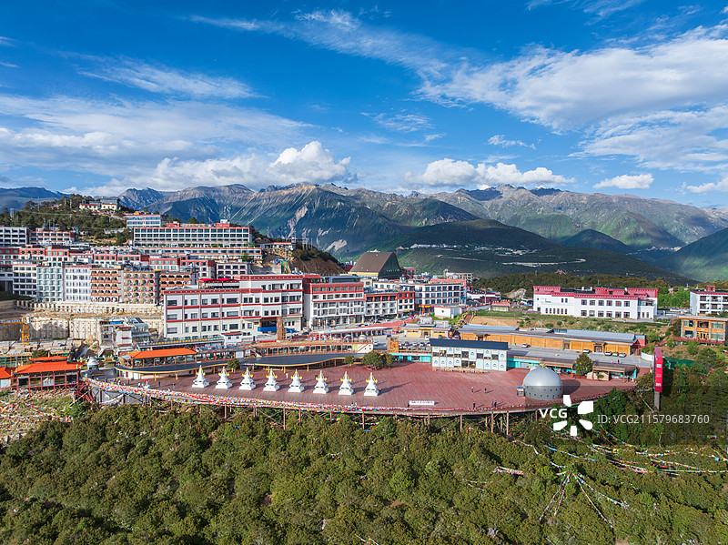 云南香格里拉飞来寺观景台全景图片素材