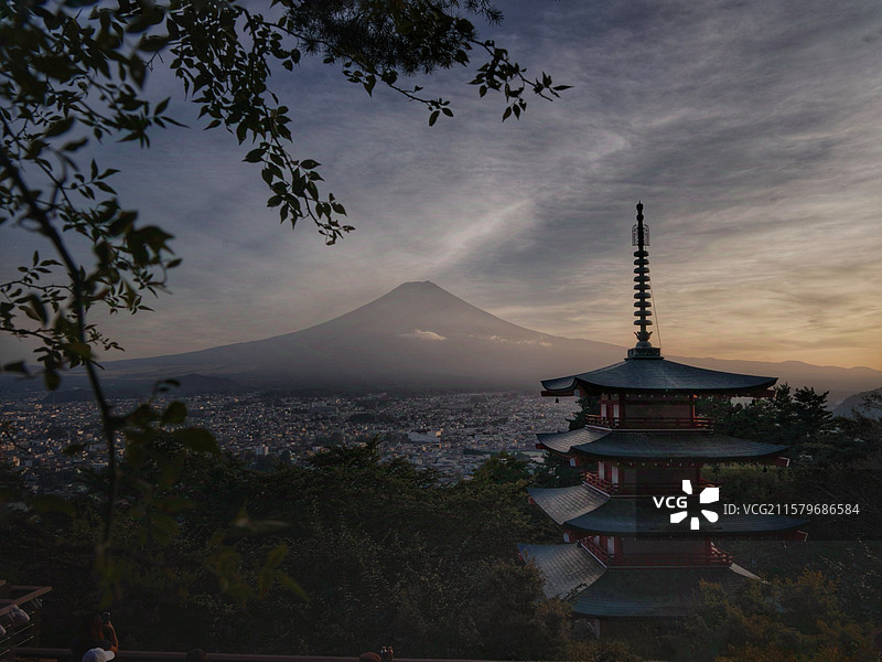富士浅间神社是日本古老神社，主祀木花开耶姬命，坐落于富士山周边，建筑古朴，朱红鸟居醒目，与富士山美景图片素材