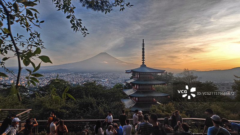 富士浅间神社是日本古老神社，主祀木花开耶姬命，坐落于富士山周边，建筑古朴，朱红鸟居醒目，与富士山美景图片素材