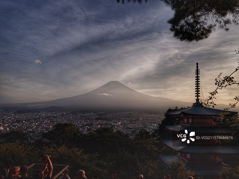 富士浅间神社是日本古老神社，主祀木花开耶姬命，坐落于富士山周边，建筑古朴，朱红鸟居醒目，与富士山美景图片素材